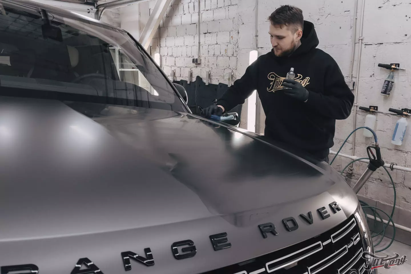 Эксклюзивный Range Rover Long: оклейка в матовый полиуретан, тотальный антихром, новые кованые диски и шиномонтаж, покрытие керамикой